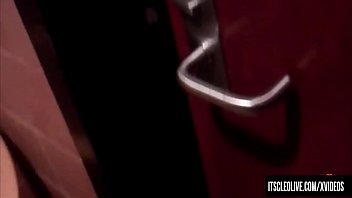 Cleo, Mahasiswa Berpayudara Besar Yang Suka Dikencingi Di Kamar Mandi