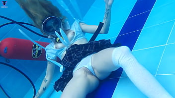 Ashlee Rose Memamerkan Rok Sekolah Basah Dalam Petualangan Scuba Panas Minggu Rilis Ke-49