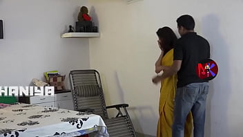 Istri Rumah Tangga India Yang Bergairah Beraksi Dengan Pria Muda Baru