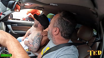 Mulata Carioca Thais Gomes Apronta E Chupa Os Peitos De Uma Mulher Na Rua Durante A Carona