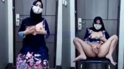 Gadis Berjilbab Hitam Mengucur Deras Di Ambang Pintu