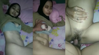 Ngesot Cewek Berhijab Gaya Menyamping Di Kamar Kos