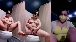 Viona Menggairahkan Di Kamar Mandi Publik