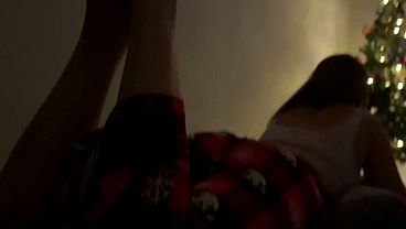 Saat Nonton Film Natal, Kakak Ipar Yang Menggairahkan Itu Mulai Meraba Batang Kerasku