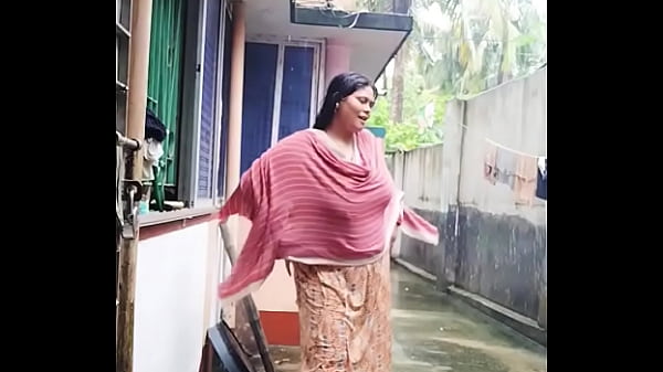 Gadis India Dewasa Mandi Dengan Penuh Gairah