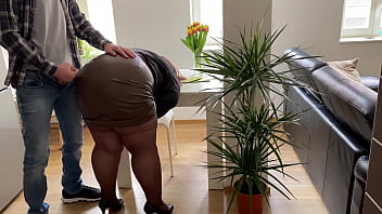Ibu Mertua Yang Bergairah Dalam Stoking Mengocok Memeknya Dan Menerima Sperma Panas Di Pantatnya Di Balik Rok