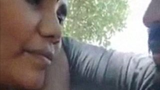 Eksekutif It Tamil Yang Panas Menggoda Mulut Kontol Pacarnya Di Taman