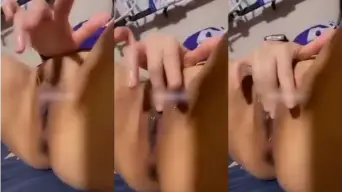 Gadis Kecil Telanjang Dengan Vagina Basah Berahi