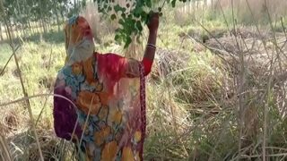 Video Panas Di Ladang: Desi Dan Menantunya Beraksi Di Alam Terbuka