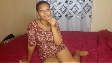 Ibu Menggoda Diri Sendiri Di Kamar Tidurnya, Memamerkan Liang Basah Berwarna Cokelat Yang Menggairahkan