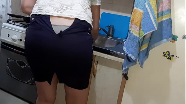 Saat Ibu Tiriku Mencuci Piring, Aku Menggoda Diriku Sendiri – Fantasi Lesbian Yang Menggoda