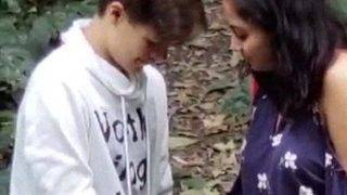 Gadis Nri Menggoyang Kontol Pacarnya Dengan Penuh Gairah