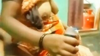 Ibu Tiri Mengumbar Payudara Dan Memberikan Layanan Tangan Dalam Film Dewasa India