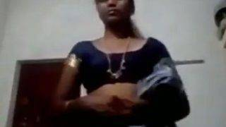 Mami Tamil Melepas Sari Dengan Gerakan Menggoda