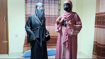 Adik Tiri Berhijab Yang Menggoda Ingin Merasakan Batang Besar Kakak Tirinya Di Lubang Mesra Yang Sempit