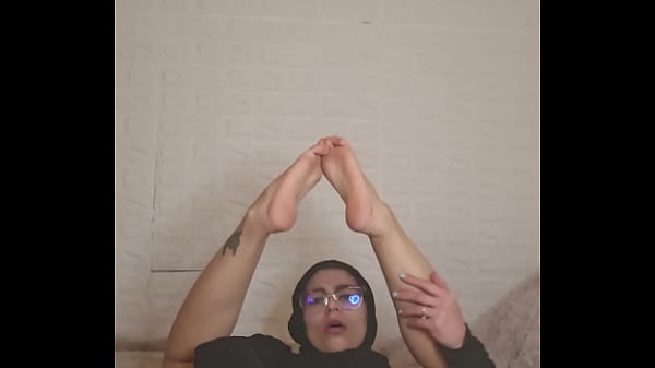 Koleksi Sensual Kaki Mulus Mia, Istri Arab Berjilbab