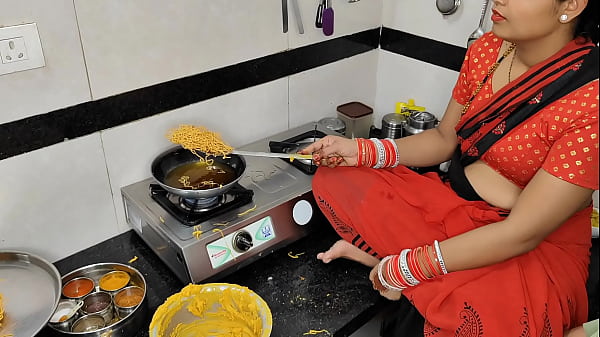 दिवाली की रात कोमल के नमकीन बनाते हुए, उसका देवर भाभी को चटपटा निबौरी लेने आ गया