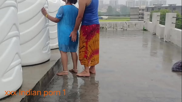 Mandi Hujan Bikin Horny, Bhabhi India Montok Langsung Dientot Kencang