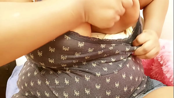 Gadis India Utara Dengan Payudara Montok Terbuka