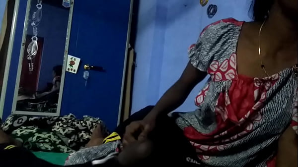 Gadis India Mainkan Serangga Di Tempat Umum, Basahi Dan Penuhi Duburnya