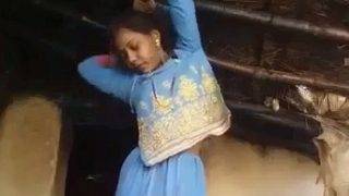 Gadis Desa Bihari Pamer Tubuh Dalam Video Panas Sendirian