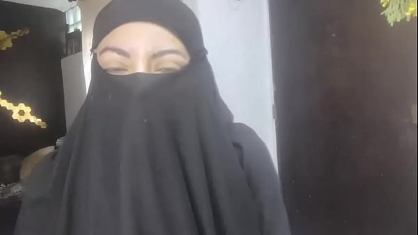 Istri Arab Amatir Yang Menggairahkan Muncrat Di Niqabnya Sambil Masturbasi Saat Suami Sedang Sholat