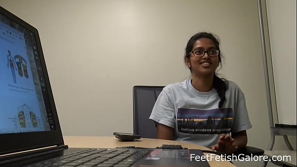 Kaki Merah Mungil Mahasiswi India Yang Menggoda