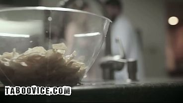 Giselle Palmer Menggoda Paman Tiri Yang Nakal