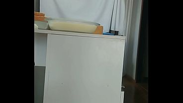 Mertua Bikin Kue Buat Mantu Dengan Cara Hot, Pakai Plug Besar Di Pantatnya Yang Seksi.