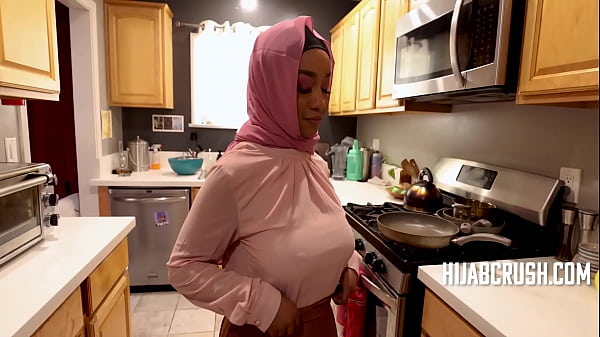 Goyangan Hijab Hitam Melengkung, Lily Starfire Ngebut Kayak Ahli