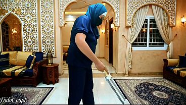 Pembantu Rumah Berjilbab Disuruh Ngentot Mulut Sama Bos, Telen Semua Maninya