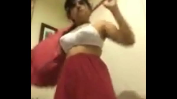 Gadis India Melepas Pakaian Dengan Menggoda