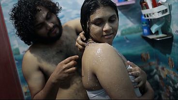 Kakak Tiri India Mandi Air Panas, Bikin Adiknya Ngaceng.