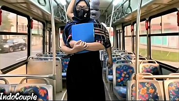 Istri Muslim Pulang Kuliah Sendirian Di Bis, Langsung Digaruk陌生 Di Atas Hijabnya.