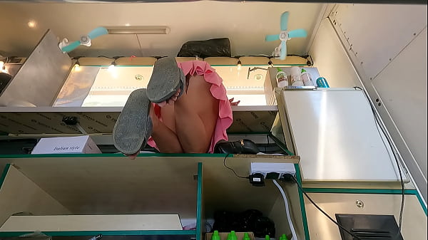 Pandangan Tersembunyi Saat Dia Membungkuk Di Meja Dapur, Roknya Naik Tanpa Sadar