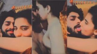 Cewek Muslim Lagi Colmek Sambil Video Call Sama Pacarnya Yang Lagi Ngewe