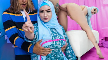 Kamu Bikin Inget Mantan Pacarku… Ibu Konservatif Langgar Aturannya Sendiri (debut Mandii Rose).