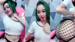 Uting Coklat Nyeplak Jelas, Bibir Mei Yien Basah Kuyup Nunggu Digoyang.