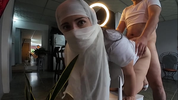 Ngacengin Ibu-ibu Berjilbab Habis Digocoh Keras, Kontol Penuh Di Lubang Belakang