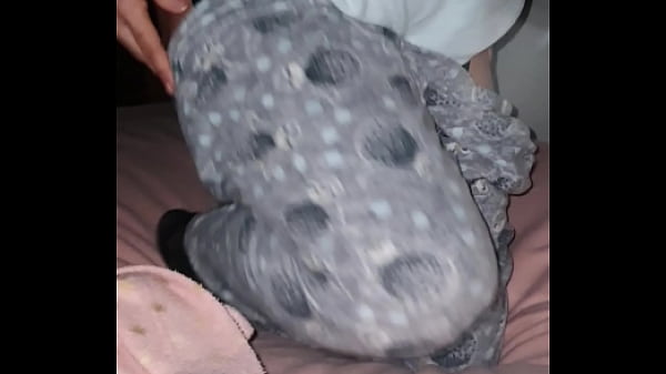 Bagi-bagi Ranjang Sama Ibu Tiri Yang Seksi Dan Bikin Panas.