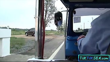 Ibu-ibu Thailand Abal-abal Di Pinggir Jalan Langsung Digaruk Buat Jalan-jalan Nakal.