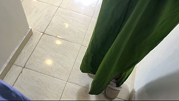 Film Bokep Tukang Ledeng Sama Temennya Ngencengin Istri Majikan Biar Benerin Kran, Body Montok, Suara Jelas, Dialog Bikin Horny.