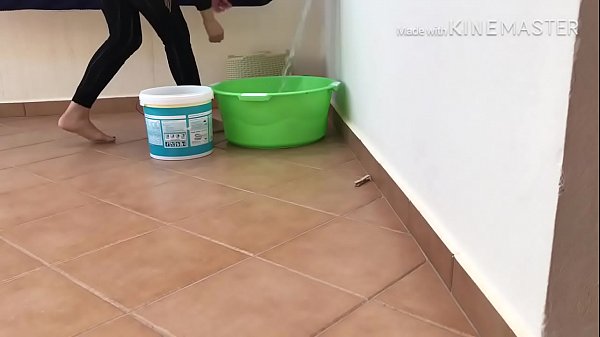 Buka Hijab, Tunjukin Pantat Sama Kaki Basah