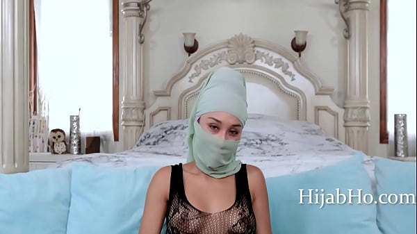 Ibu Tiri Berhijab Bikin Tenang – Cali Lee, Dada Bergoyang Bikin Ngilu