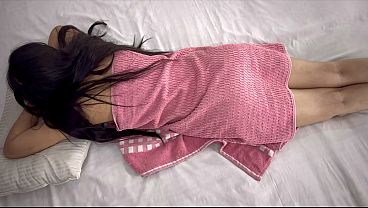 Nri Cewek Dapet Pijat Bokong Sama Waiter, Terus Dikencengin Memek Sama Pantat Gede.