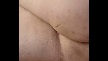 شرموطة مصرية ملبن جسمها زي العسل، كسها وردي يتناك بقوة، سكس عربي نار.