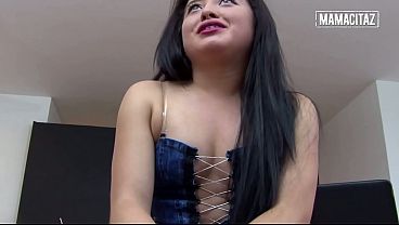 Pantat Tebal Cewek Latin Bungkuk Pake Rok Mini… Dia Nggak Bisa Berhenti Meremasnya.
