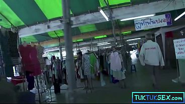 Dua Bule Ngejemptt Cewek Thai Mungil, Lidahnya Udah Ditindik, Siap Digebukin Bareng