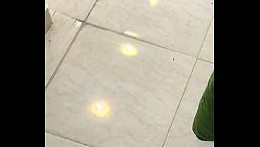 شرموطة مصرية نار، صاحبة البيت بتتناك من سباك وصاحبه، كلام هيج وصوت واضح، جسمها عسل ولبان