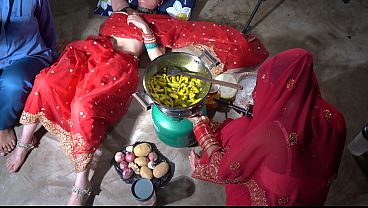 Ibu Tiri India Desi Lagi Ngocok Di Dapur, Omongan Kotor Bahasa Hindi Bikin Makin Panas.